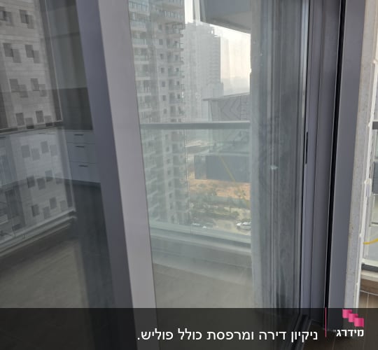 חלון זכוכית עם נוף של בניינים מבחוץ